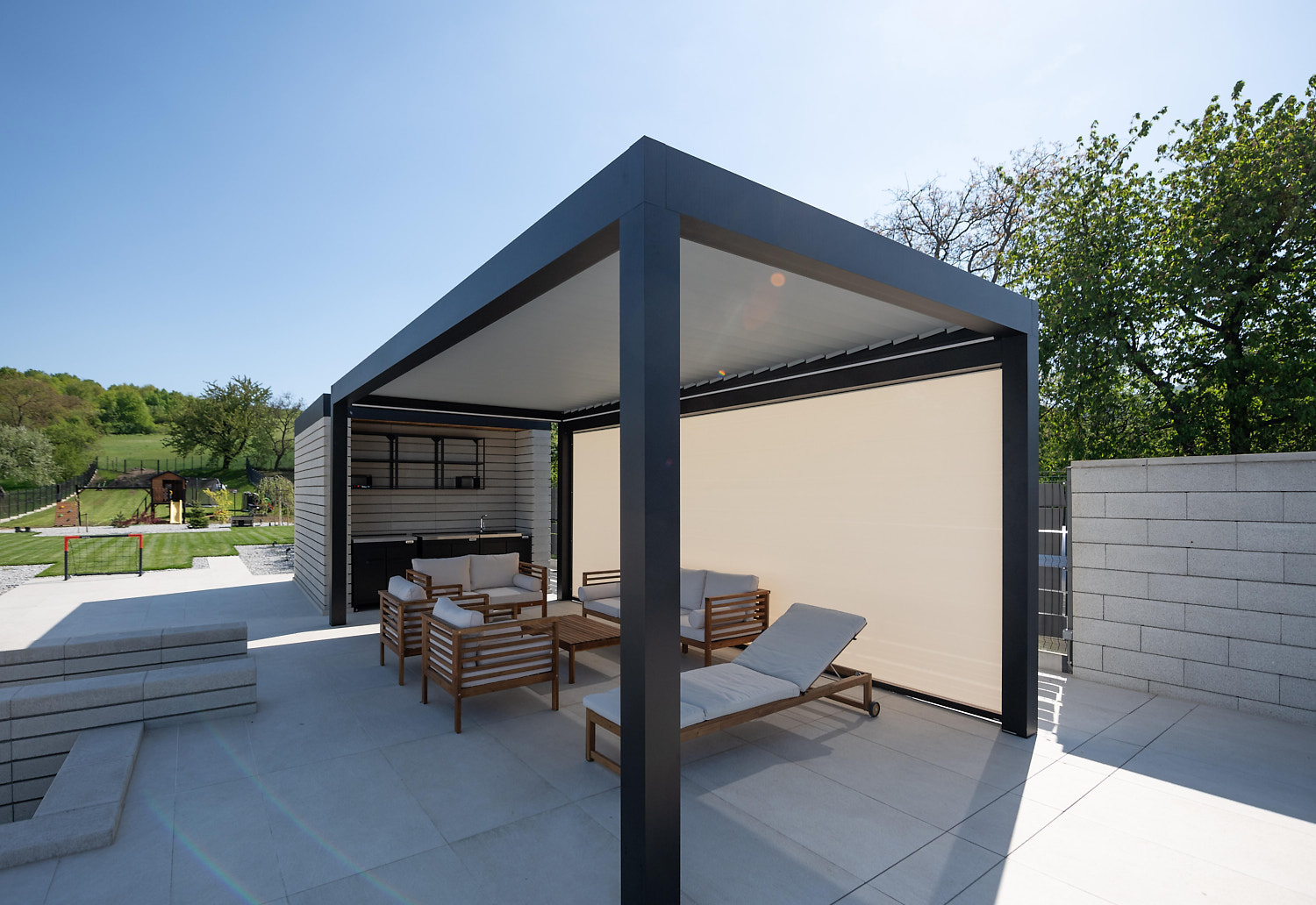 Lamelino-CLG_UNIROL-Z-LAMELINO-2025-05-CRVISION (5) Die freistehende „Lamelino“ kann mit seitlichen Zipscreens für Sichtschutz und gegen tiefstehende Sonne ausgestattet werden.