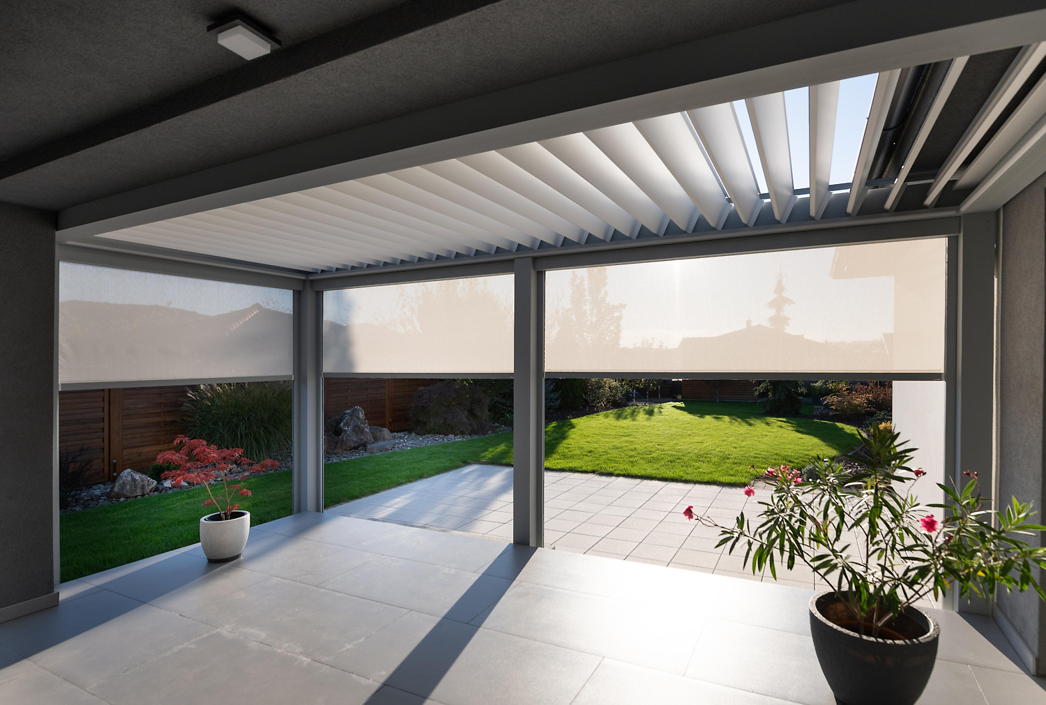 Lamelino-CLG_unirol-z-screeny-2024-10-crvision (1) Die freistehende „Lamelino“ kann mit seitlichen Zipscreens für Sichtschutz und gegen tiefstehende Sonne ausgestattet werden.