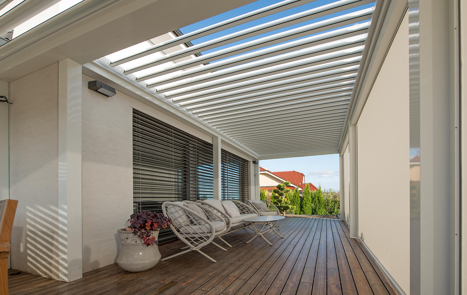 Lamelino-CLG_z-90-noval-venkovni-zaluzie-2019-10-wido (4) „Lamelino“ gibt es als freistehende Variante „single“ und wandverankerte Version „wall“ bis zu einer Größe von 6 x 4,5 Meter.