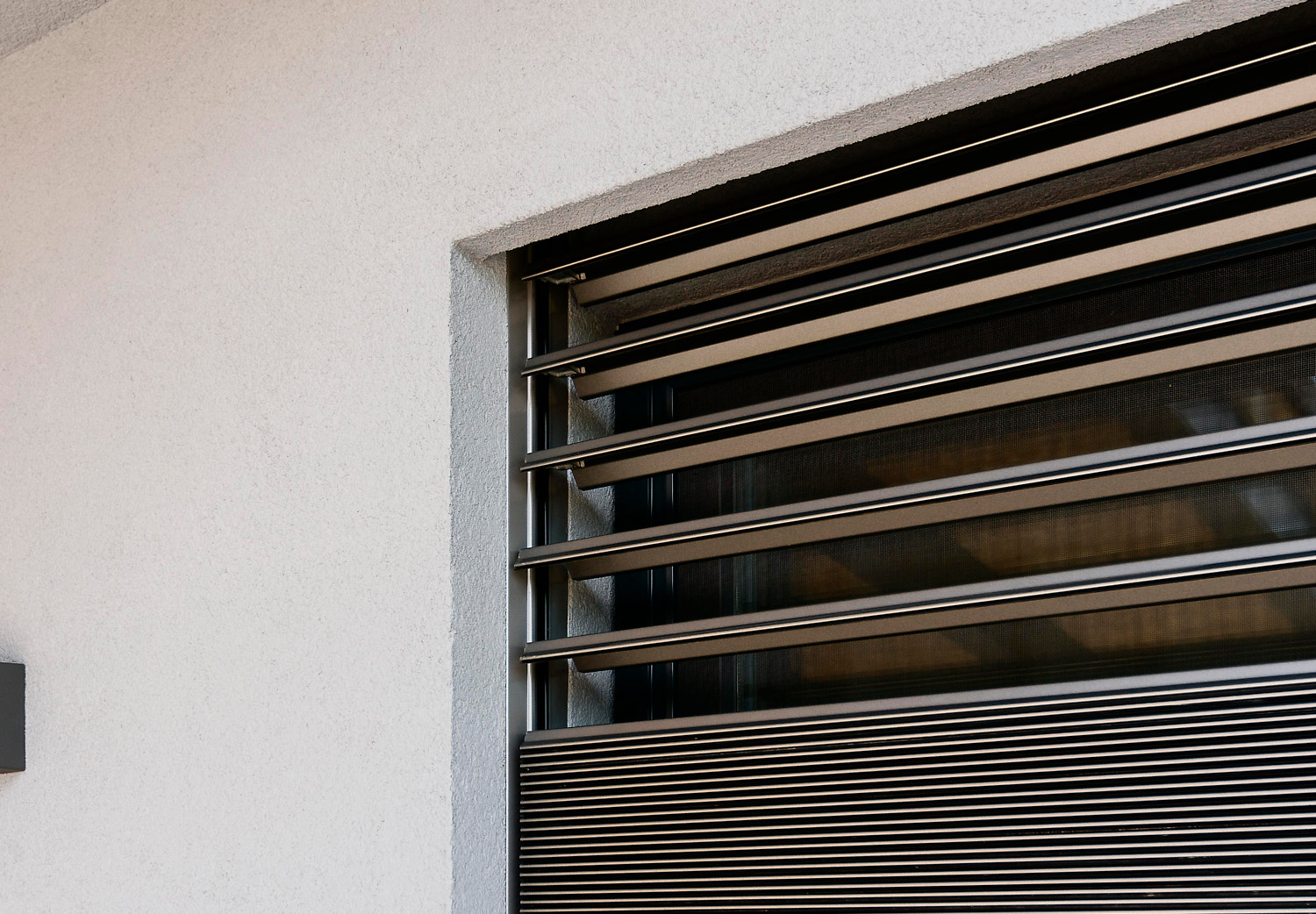 Raffstore-CLG_protal-venkovni-zaluzuie-2017-8-lepsi-stineni (11) Der Ganzmetall-Raffstore „Protal“ hat weder Leiterkordel, noch Stanzung und bietet dadurch sehr gute Abdunklung der Innenräume.