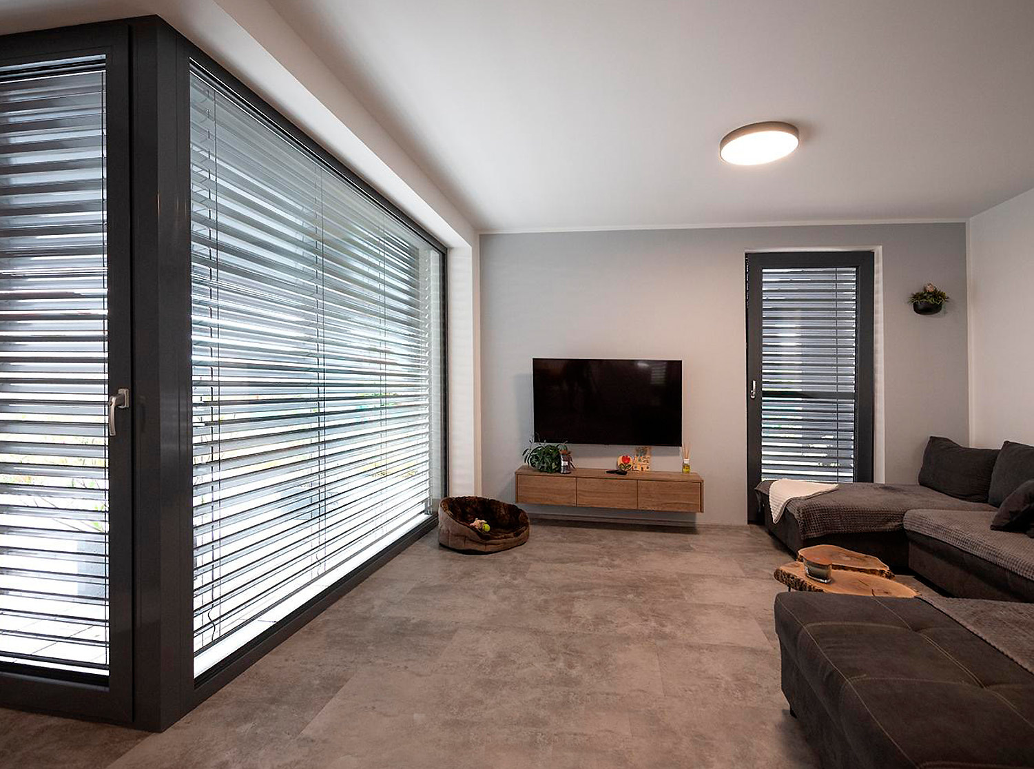 Raffstore-CLG_z-90-noval-venkovni-zaluzie-2023-07-climastyl-m (6) Ein außenliegender Raffstore schafft natürliche Kühlung und angenehme Innentemperaturen auch ohne Klimaanlage.