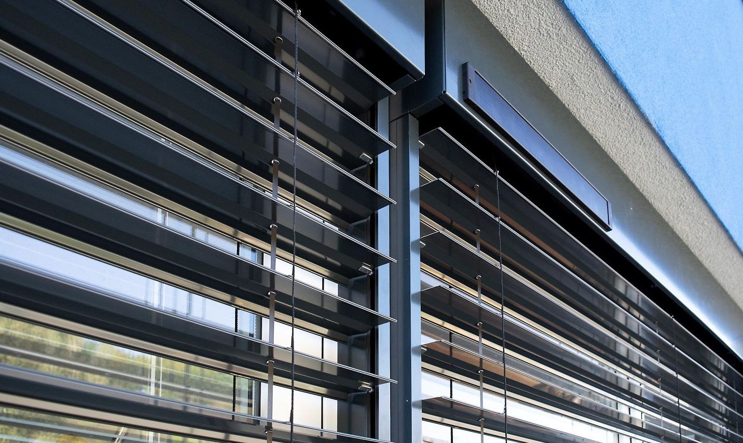 Raffstore-CLG_z90-noval-solar-comfort-2025-10 (23) Der Solarmotor, kombiniert mit Funkfernsteuerung macht Raffstoren ohne Kabellegen besonders montagefreundlich.