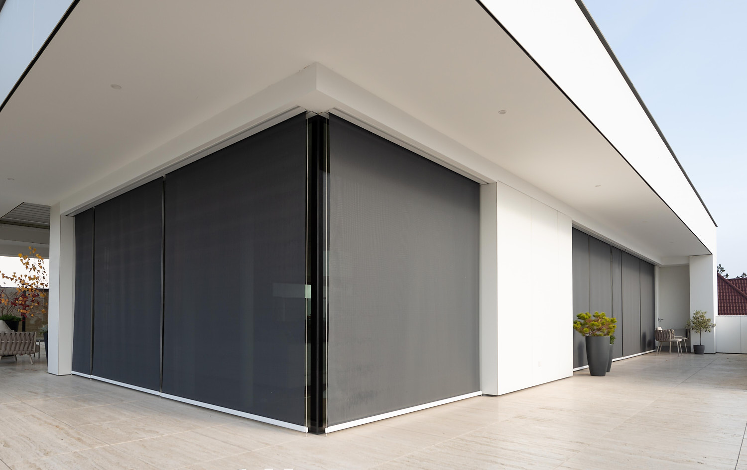 ZIPScreens-CLG_unirol-c-screeny-2022-11-zvolanek (6) Fenstermarkisen, wie hier die „Unirol C“, bieten durch transluzente Tücher Blend- und Sichtschutz sowie CO2-Reduzierung.