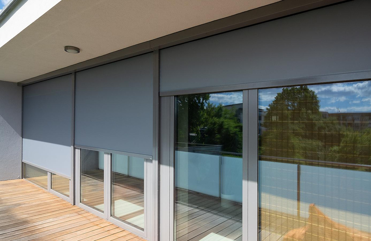 ZIPScreens-CLG_unirol-z-2025-05-almik-m (1) „Unirol Z“ bietet als Zip-Screen besondere Windstabilität und kann, wie alle Textilscreens, auch mit Solarmotoren ausgestattet werden.