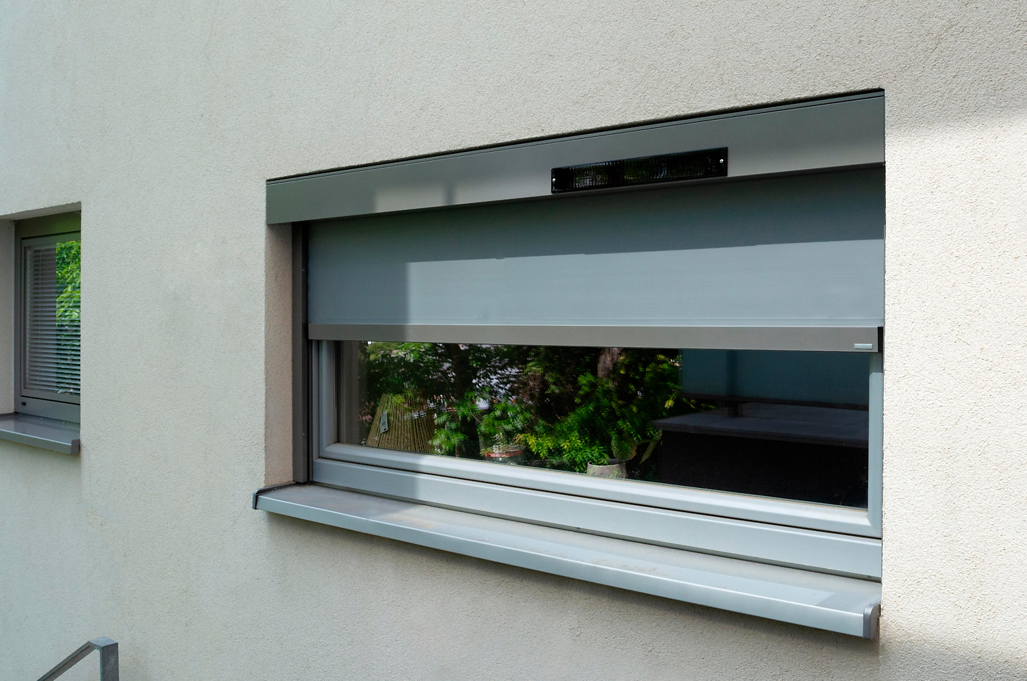 ZIPScreens-CLG_unirol-z-solar-2025-05-almik (3) „Unirol Z“ besonders ideal zum Nachrüsten, da durch Funksteuerung und Solarantrieb keine nachträgliche Verkabelung nötig ist.